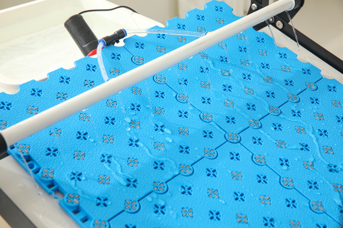 Tatsächliche Aufnahmen des Wasserflusses während des Quantum Stack-Tests zur Nassrutschfestigkeit